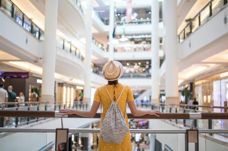 beautiful-woman-in-a-shopping-mall-picture-id962599852